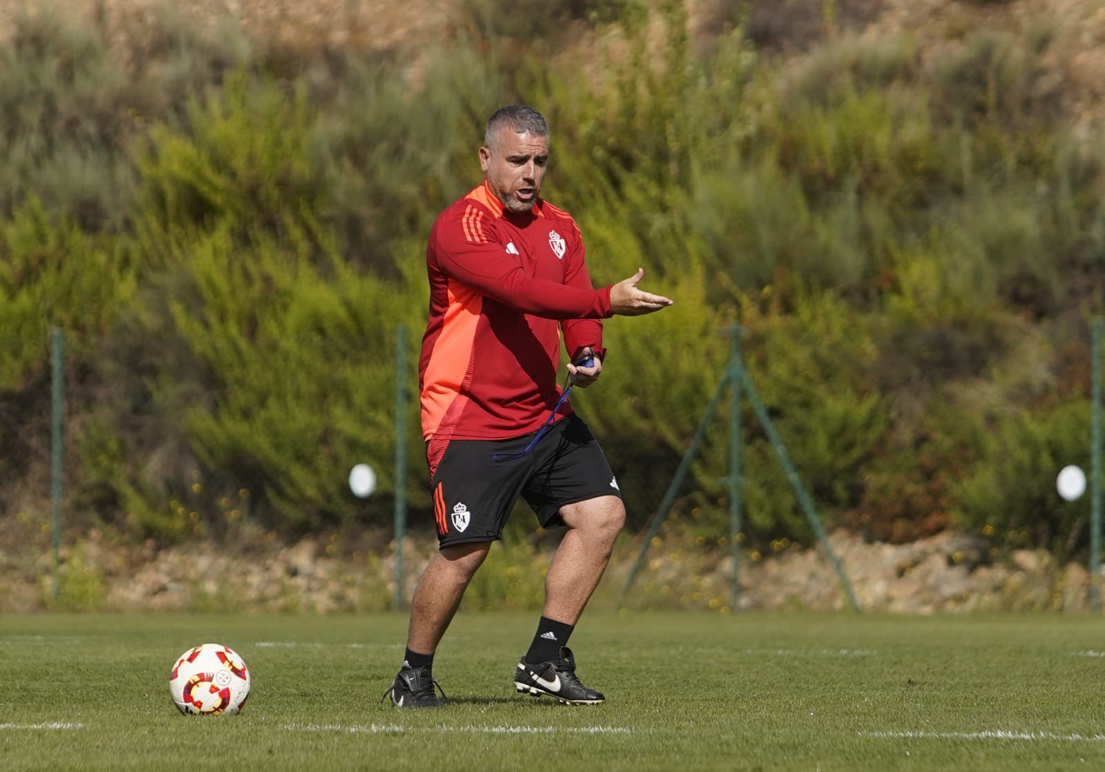 JaviRey da instrucciones durante el último entrenamiento.  SDP