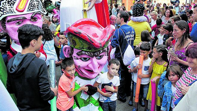 Pasacalles con gigantes y cabezudos, acompañados de dulzaina y tamboril. | TG