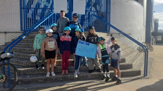 Los niños se quisieron sumar a la iniciativa, que salió del Toralín. | MAR IGLESIAS