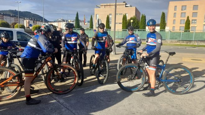 Los compañeros de pedal de Isma en la marcha. | MAR IGLESIAS