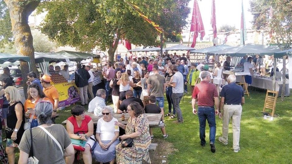 La concurrida feria artesana regresa este domingo a Lorenzana. E. niño