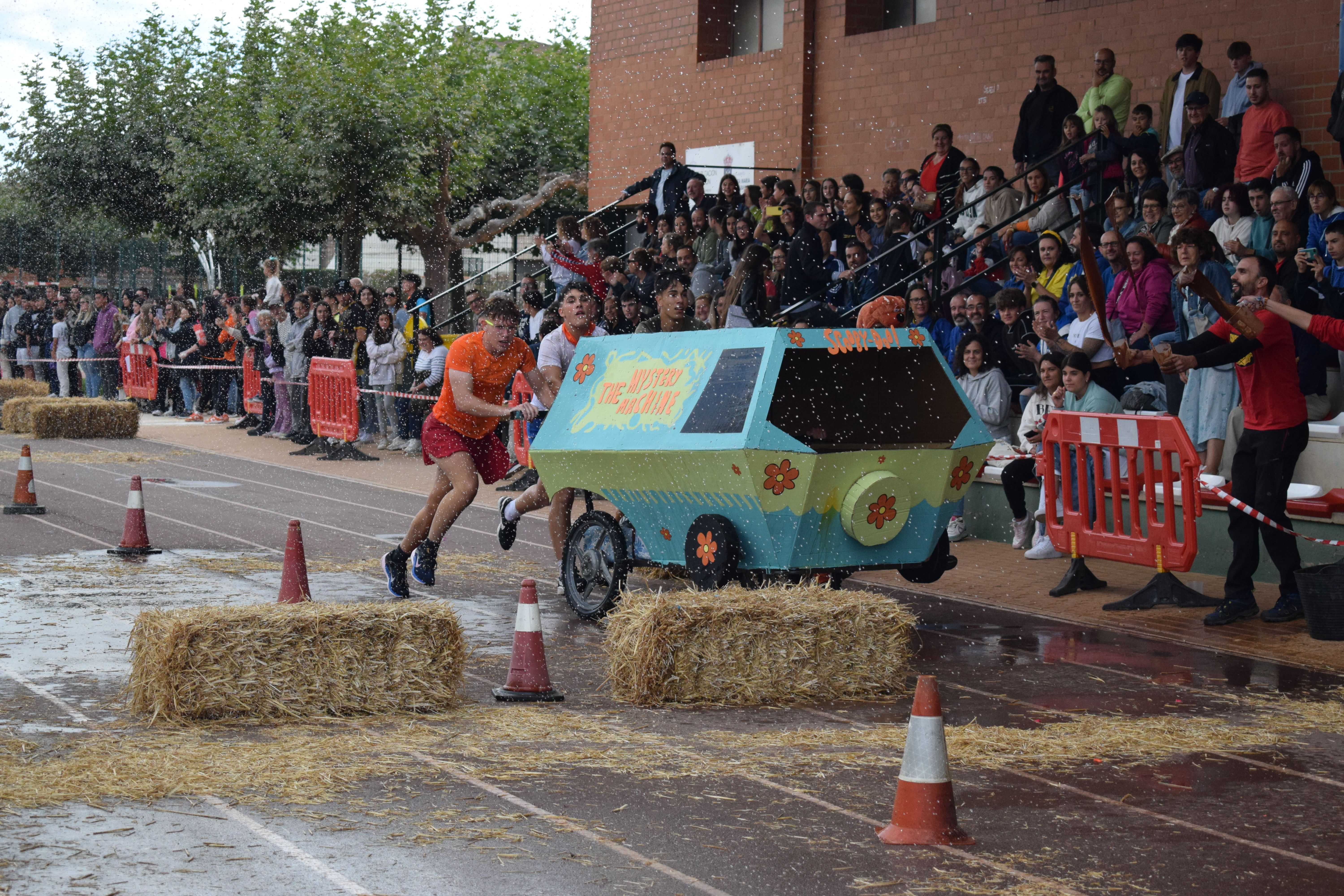 La carrera de camas dejó grandes momentos en el polideportivo paramés. | ALEJANDRO RODRÍGUEZ