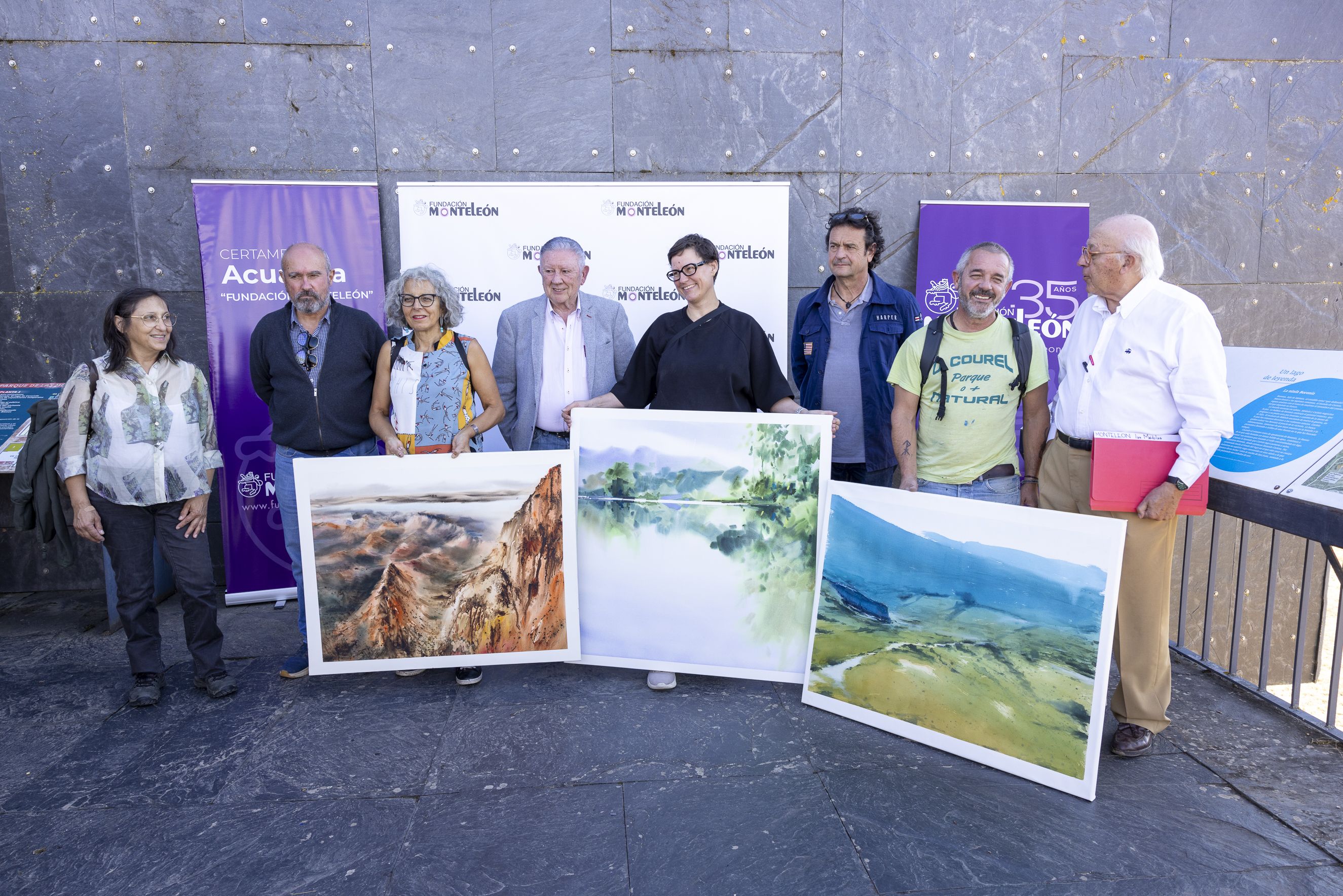 Los premiados con los promotores del concurso. 