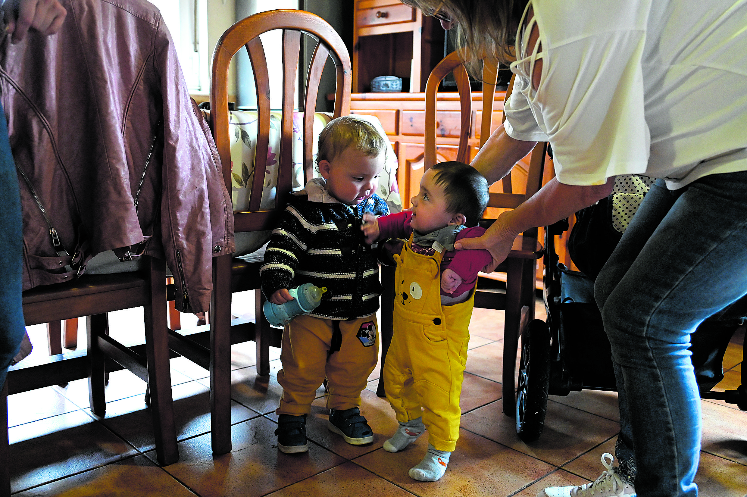 Victorino y Óscar solo se llevan 10 meses de diferencia por lo que en un año han ‘revolucionado’ la tranquila vida de Azadón con su feliz llegada. | SAÚL ARÉN