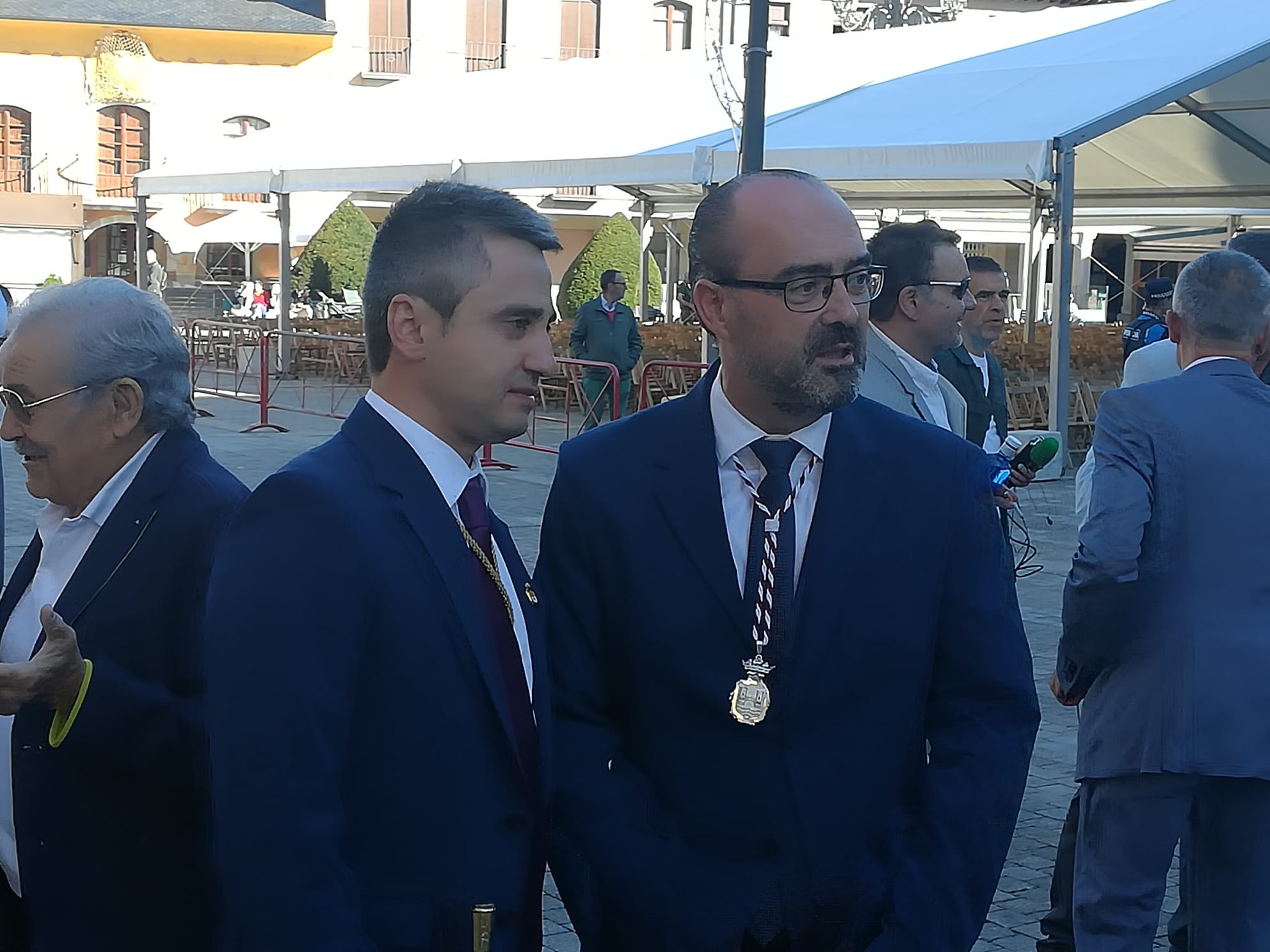 Alcalde de Ponferrada con su homólogo en Benuza al inicio de la celebración. | MAR IGLESIAS