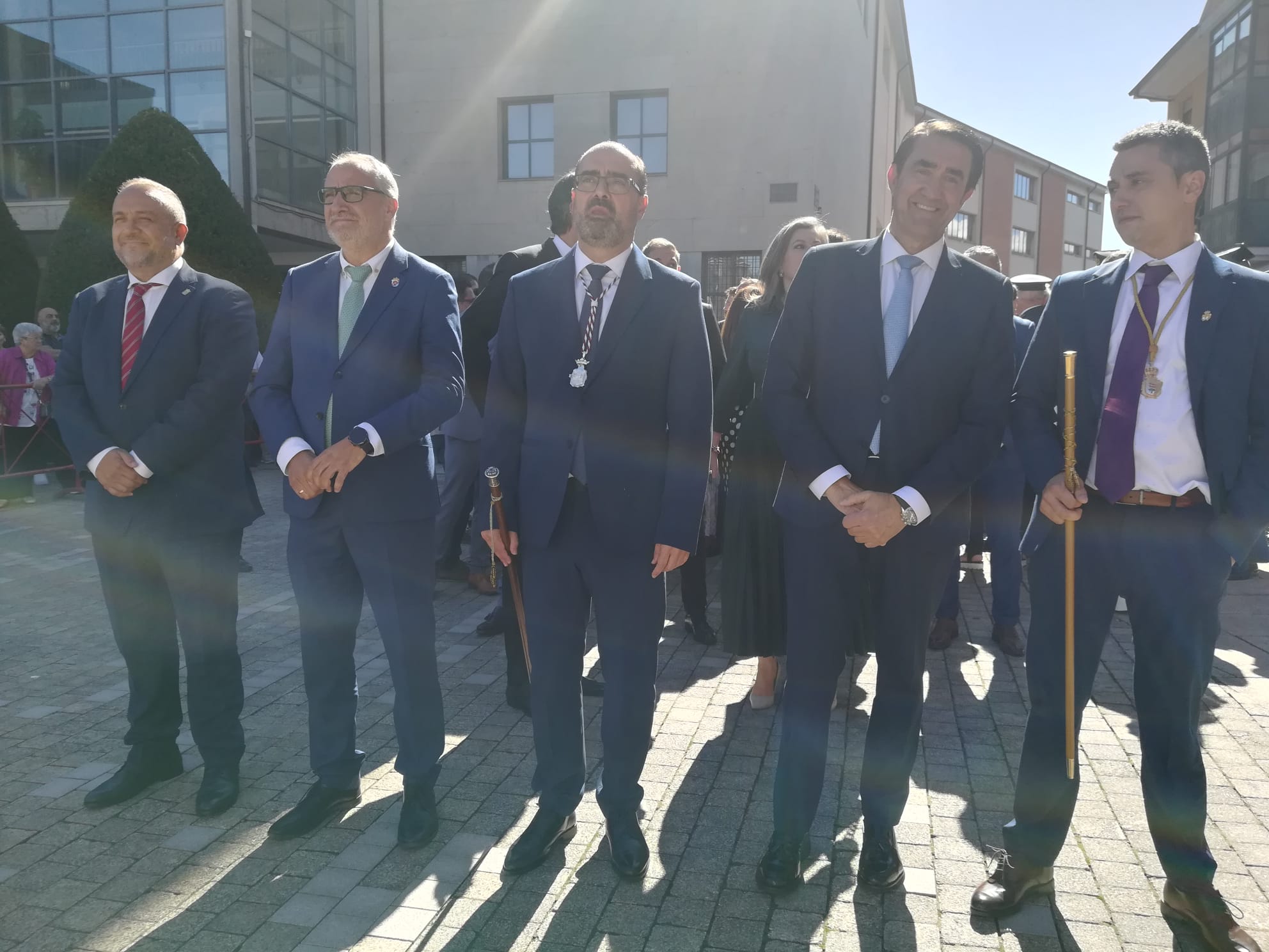 Paseo de autoridades en las fiestas de La Encina. | MAR IGLESIAS