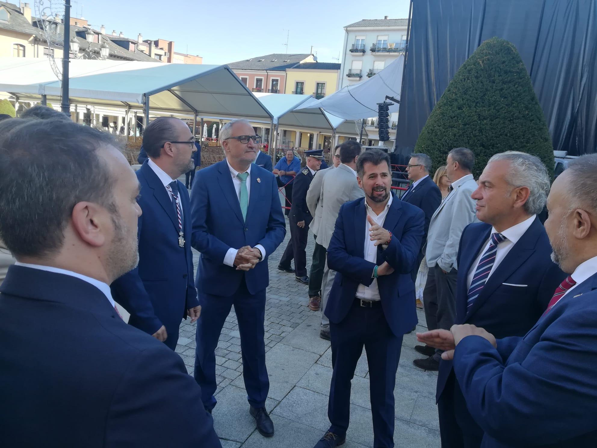 Autoridades ante del acto institucional de las fiestas de la Encina. | MAR IGLESIAS