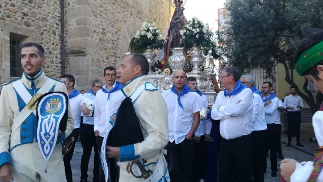 Patrona de la Encina preparándose para salir en procesión. | MAR IGLESIAS