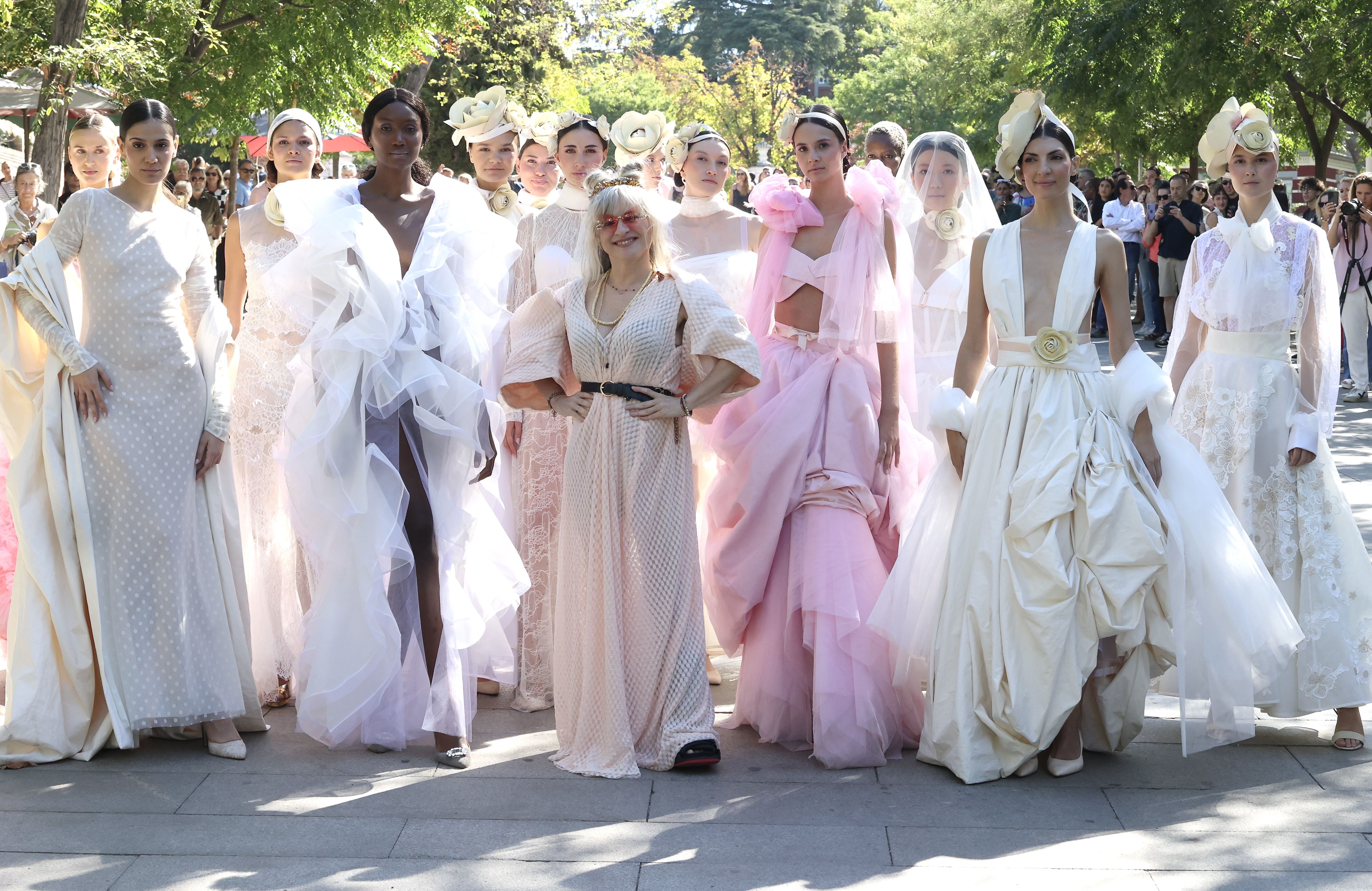 Una imagen del desfile con la diseñadora leonesa en el centro. | JUAN LÁZARO (ICAL)