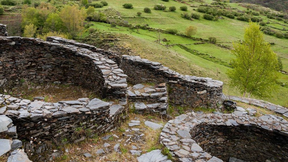 El castro de Chano, en pleno valle de Fornela, es uno de los yacimientos señeros de Castilla y León.