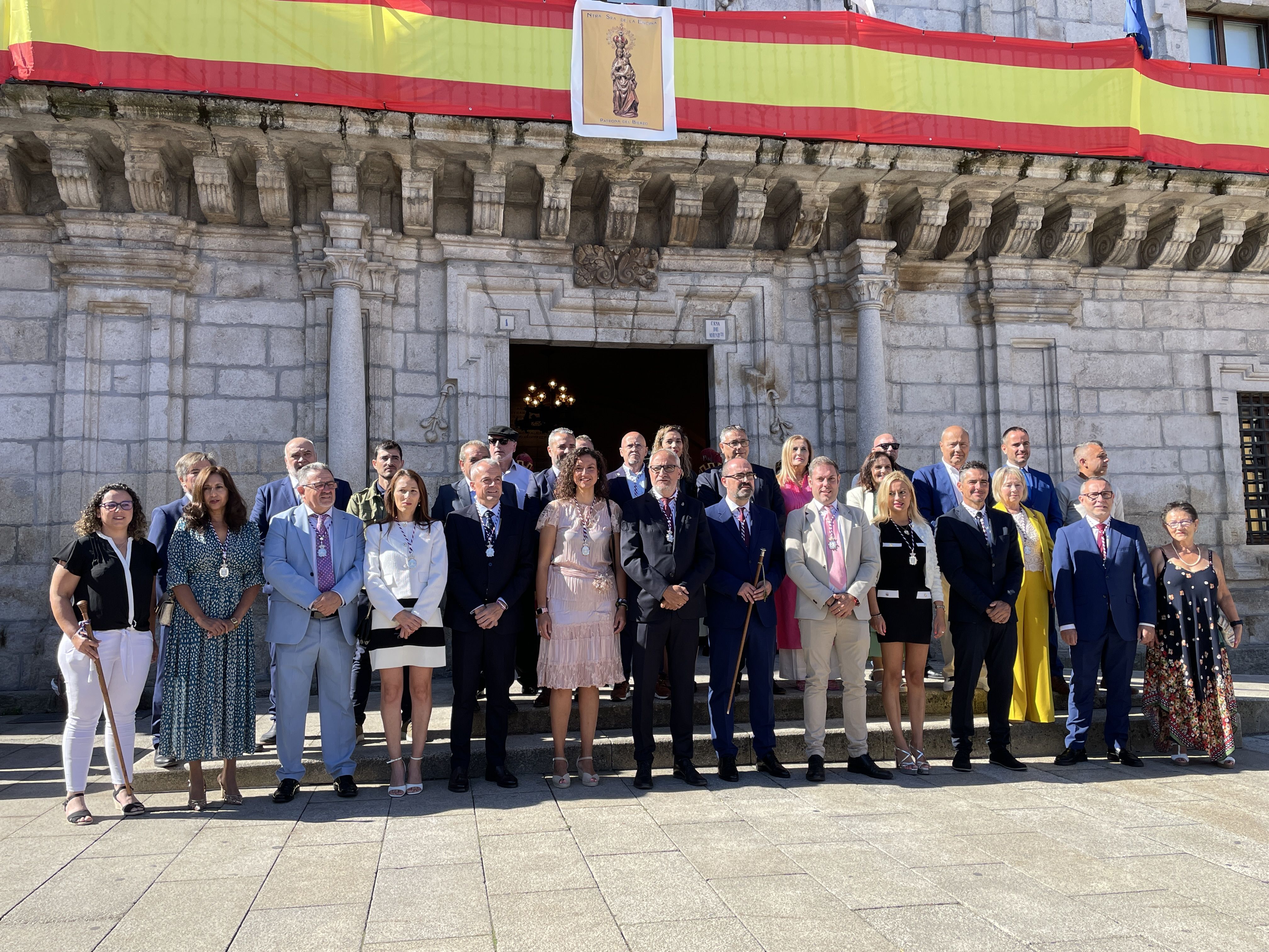 Foto de familia de la corporación municipal con los pedáneos. | JAVIER FERNÁNDEZ