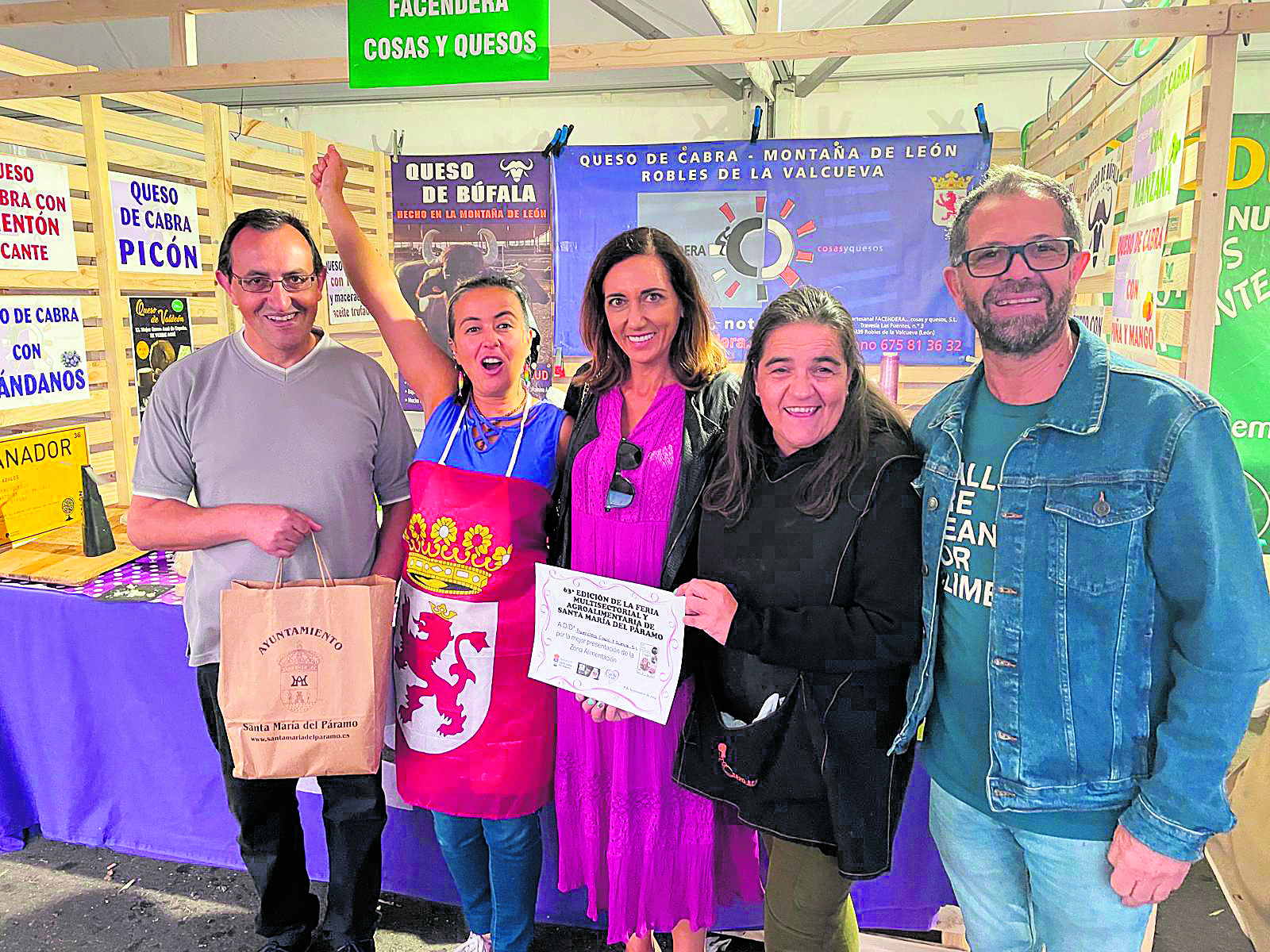 La alcaldesa, Alicia Gallego, posa con los ganadores del premio al ‘mejor stand’. | L.N.C.