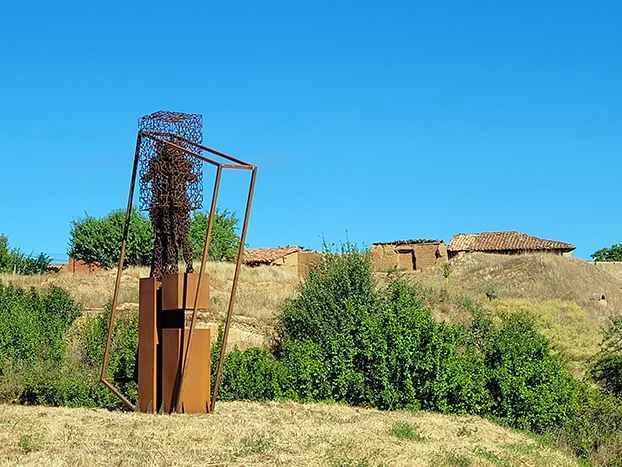 'El abrazo', escultura de gran tamaño de Amancio González, regresa a su anterior ubicación en San Cibrián de Ardón.