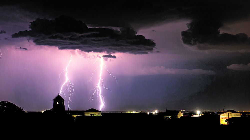 Tormenta sobre Rebollar de los Oteros. | VICENTE GARCÍA