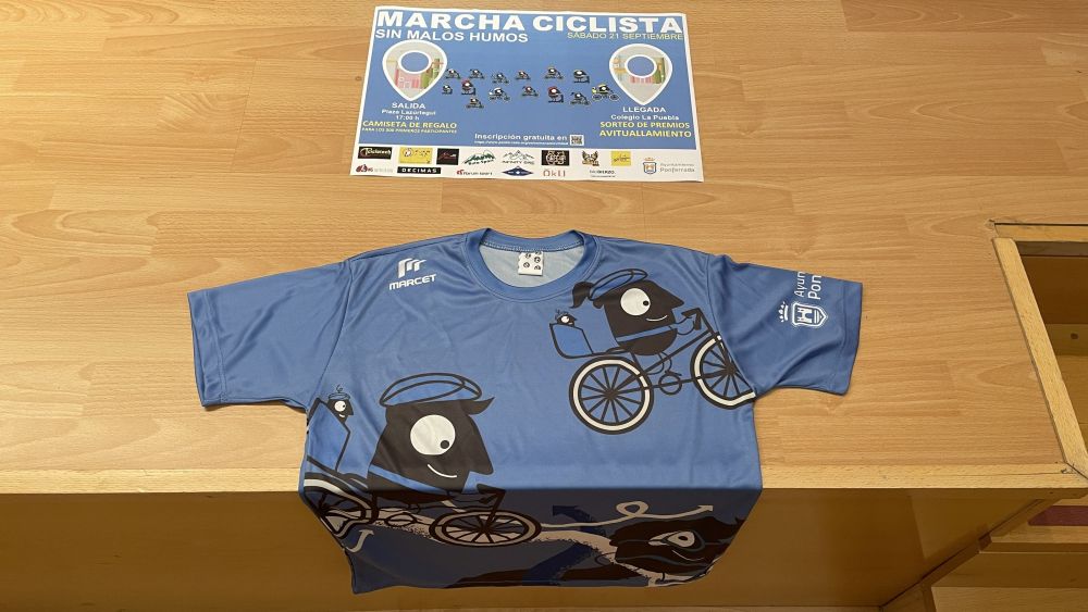 Camiseta y cartel de la 'marcha ciclista sin humos'. | JAVIER FERNÁNDEZ