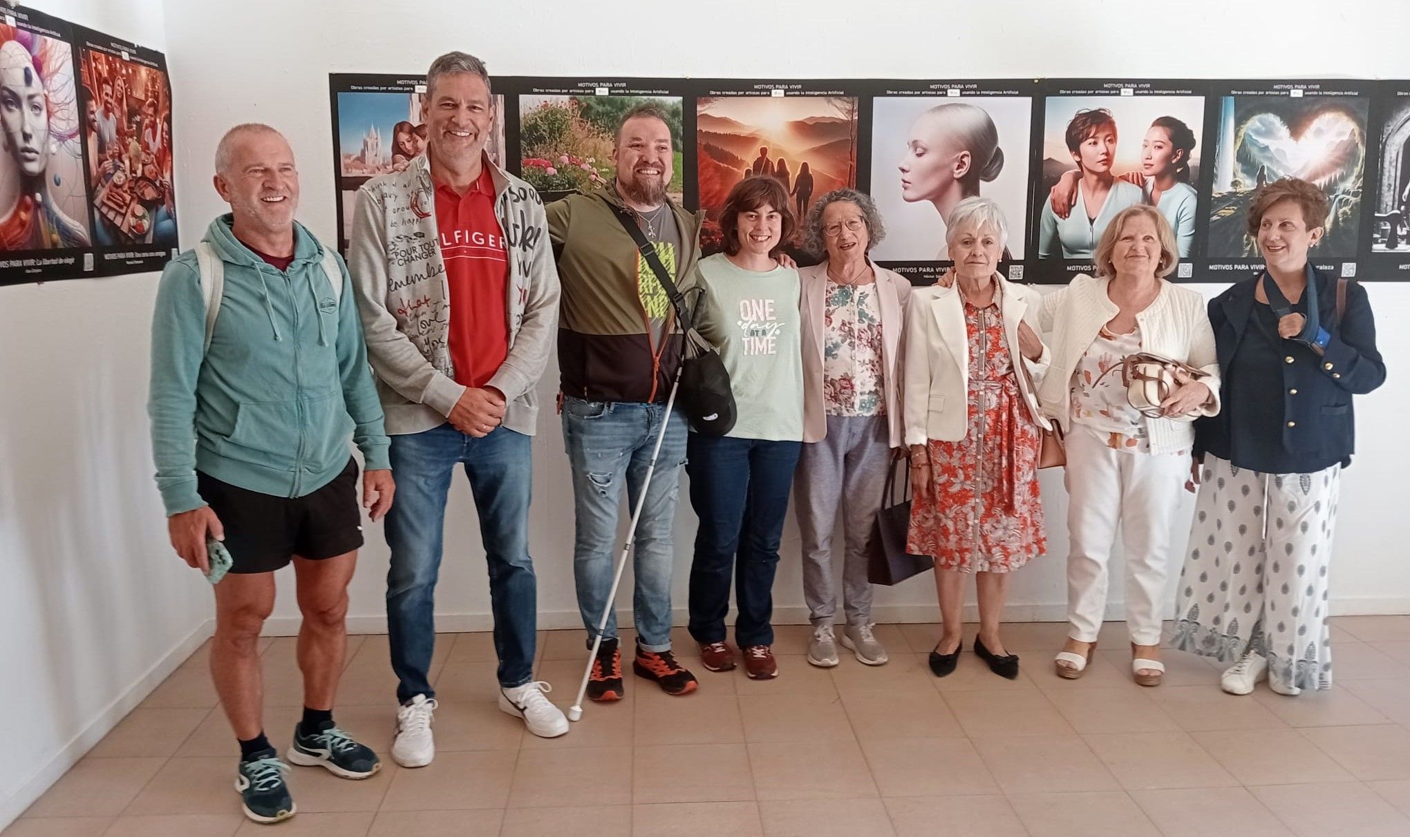 Algunos de los presentes en la inauguración este martes de la exposición ‘Motivos para vivir’ en la Galería IA del Colegio Maristas San José. | L.N.C.