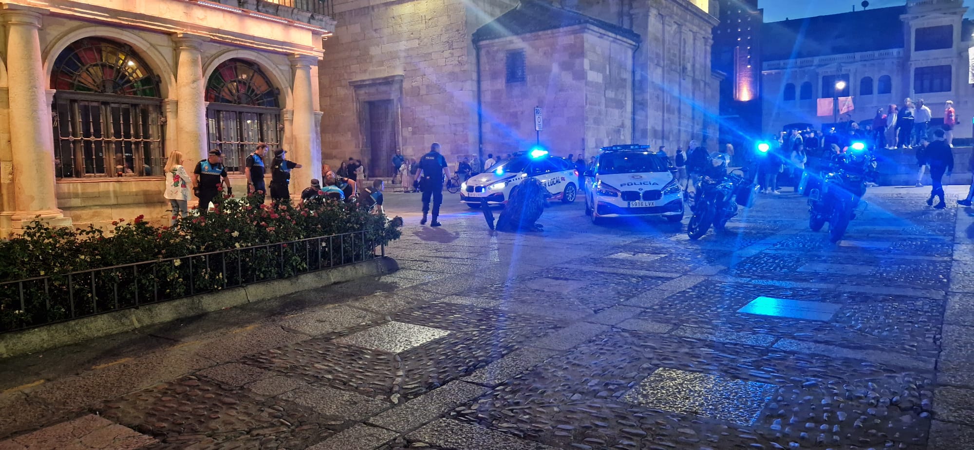 Los agentes de la Policía Local de León durante su intervención en la plaza de San Marcelo. | A. MARTÍNEZ