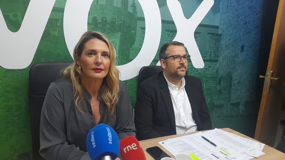 Los ediles de Vox en una rueda de prensa. | MAR IGLESIAS