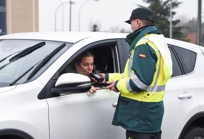 Un agente de la Guardia Civil realiza un control de alcoholemia. | EUROPA PRESS