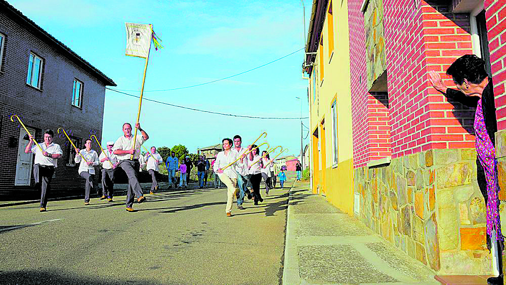 Los hermanos de la Cofradía Virgen del Rosario volverán a danzar por las calles de Joarilla. | MAURICIO PEÑA