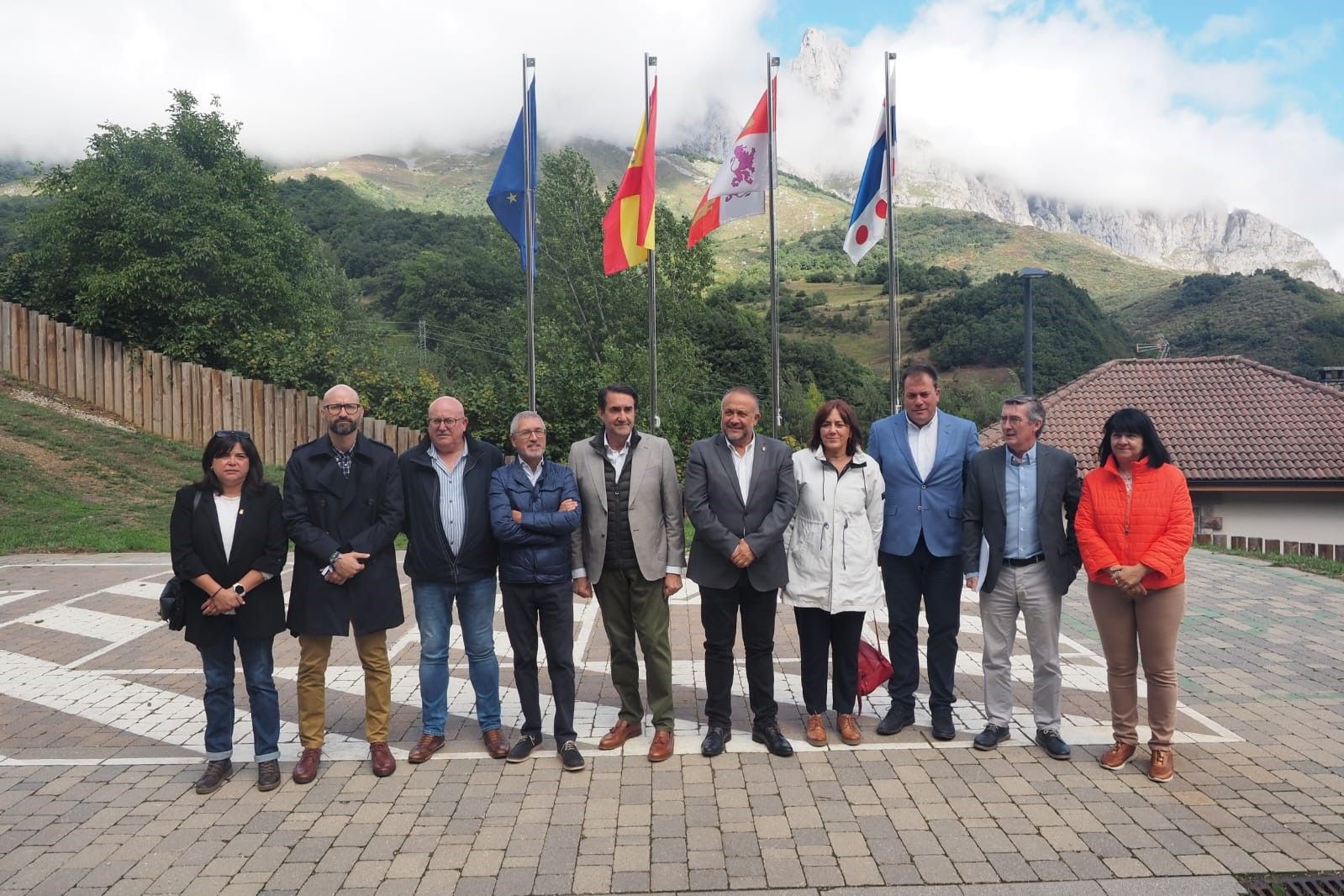 Foto de familia de la visita al centro en Posada de Valdeón. | L.N.C.