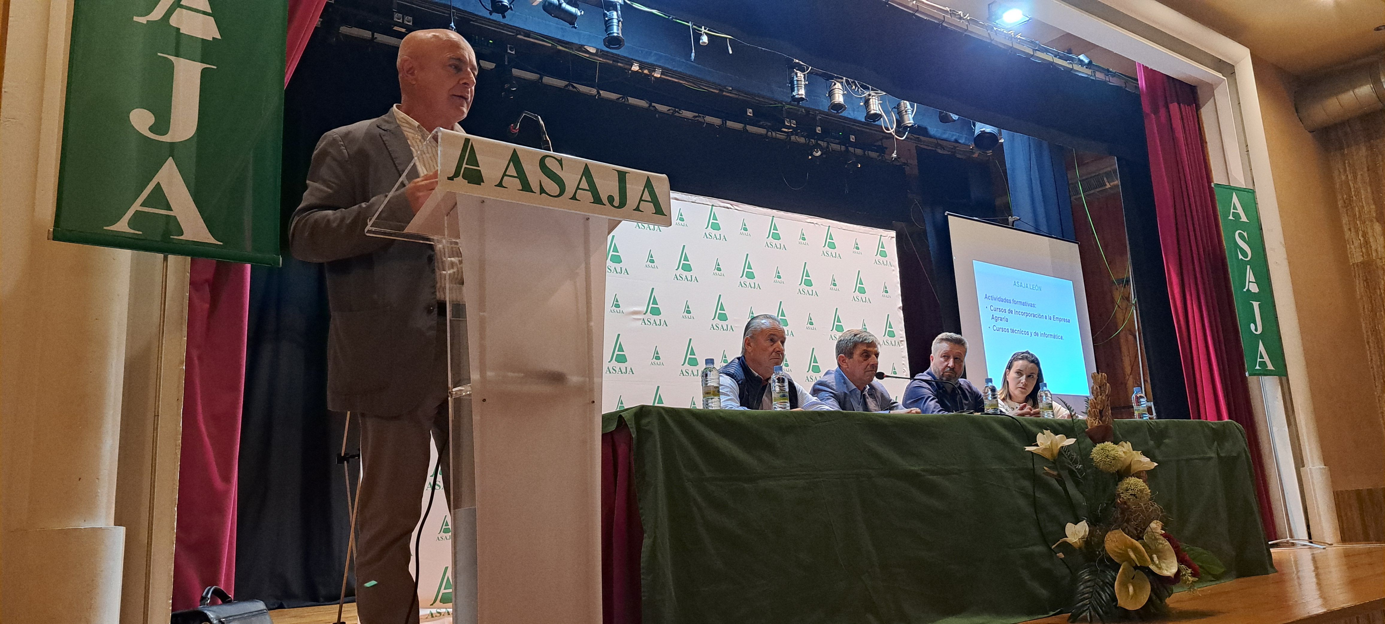 Un instante de la asamblea general provincial de Asaja. | L.N.C.