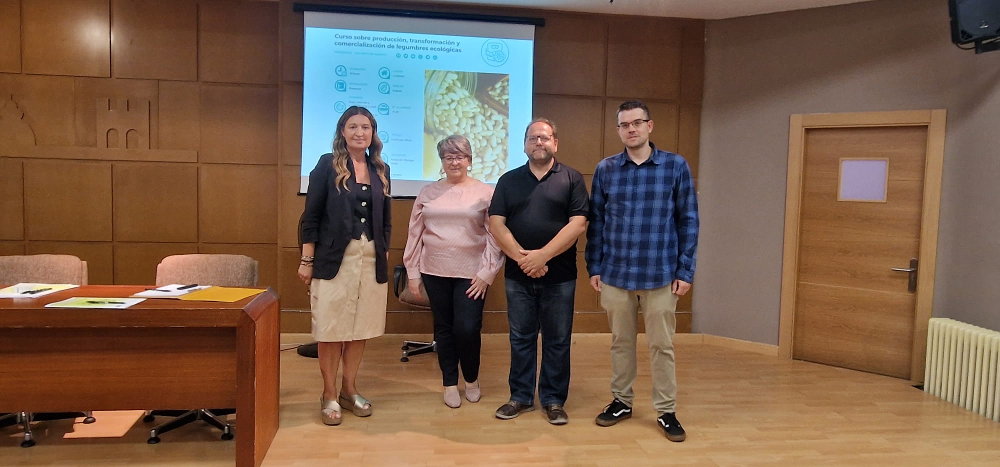 Un instante de la presentación en la biblioteca municipal de La Bañeza. | L.N.C.