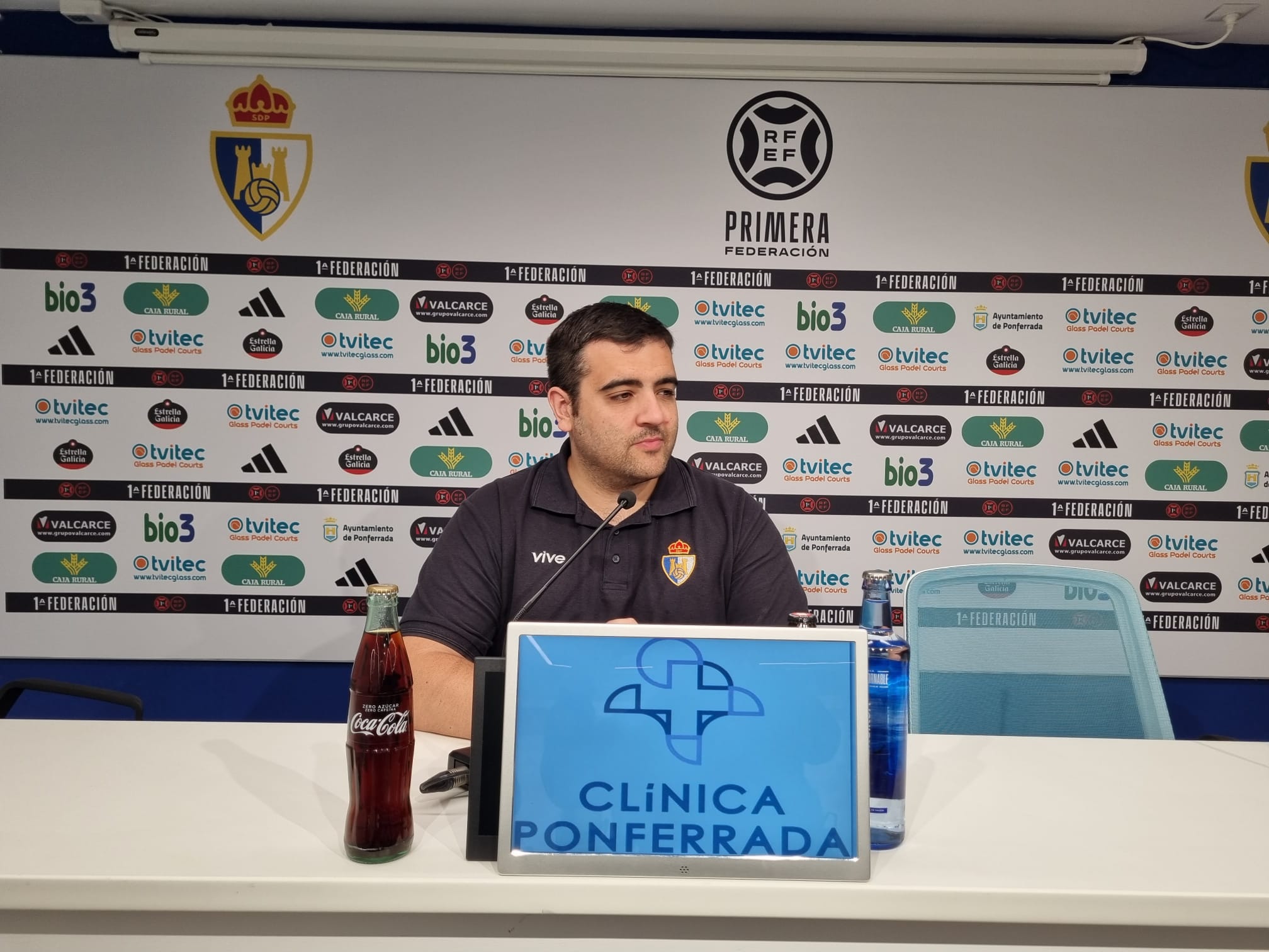 Oriol Pozo en la sala de prensa del Toralín en la previa del partido. RAÚL FERNÁNDEZ