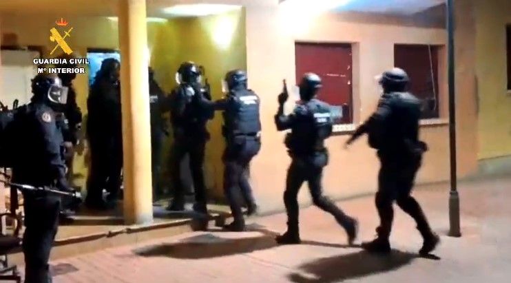 La Guardia Civil interviene en la detención de las personas pertenecientes al grupo criminal.  | GUARDIA CIVIL