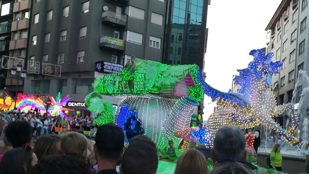 El desfile de carrozas, año tras año, es seguido por una enorme masa de gentes que abarrotan las principales vías urbanas de la ciudad. | MAR IGLESIAS