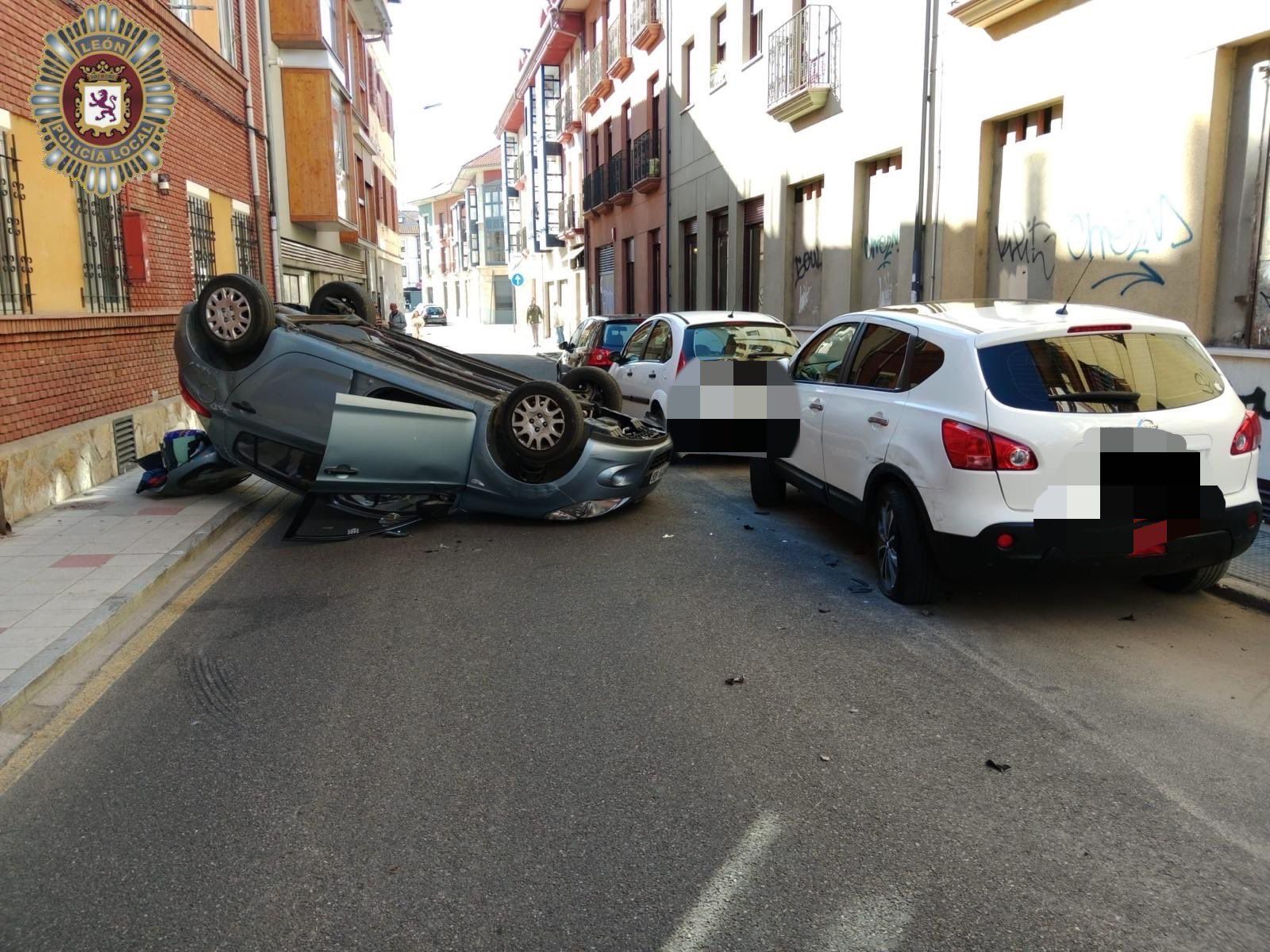 Un coche volcó este sábado en León. | POLICÍA LOCAL DE LEÓN