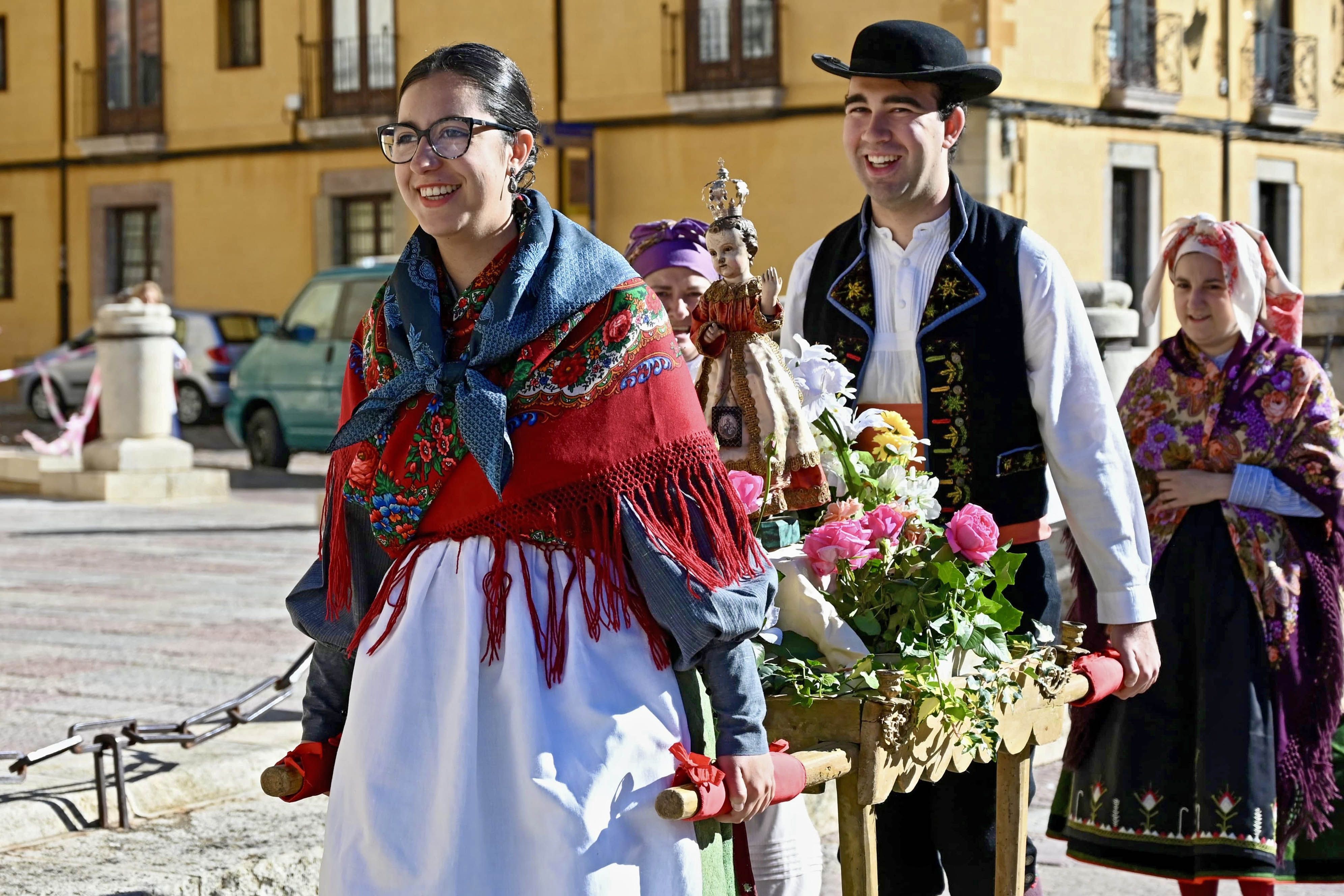 El folclore leonés protagoniza un desfile desde la plaza de San Isidoro. | PEIO GARCÍA (ICAL)