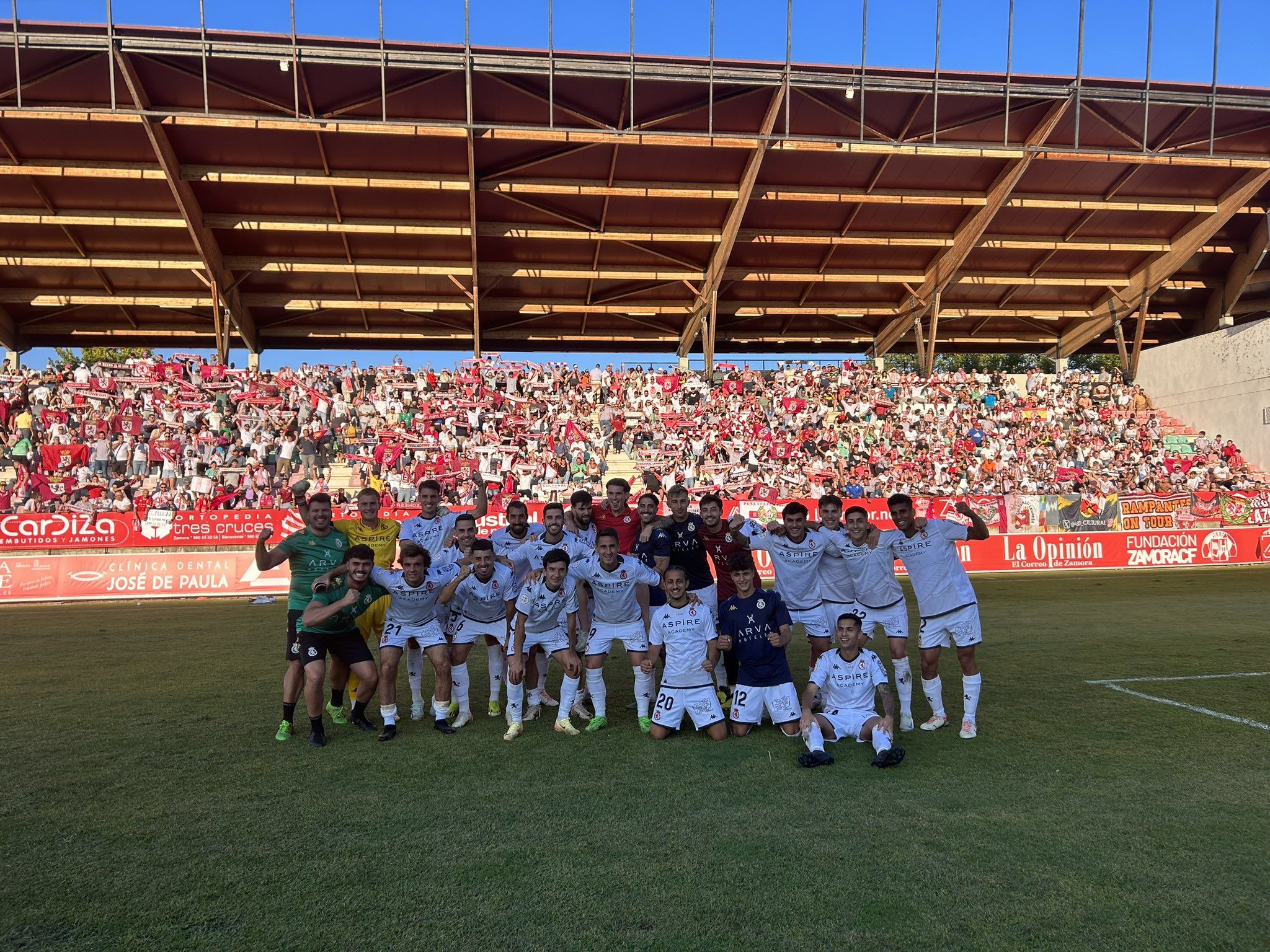 Los jugadores de la Cultural festejan el triunfo frente a toda la grada llena a rebosar de seguidores culturalistas. CYD