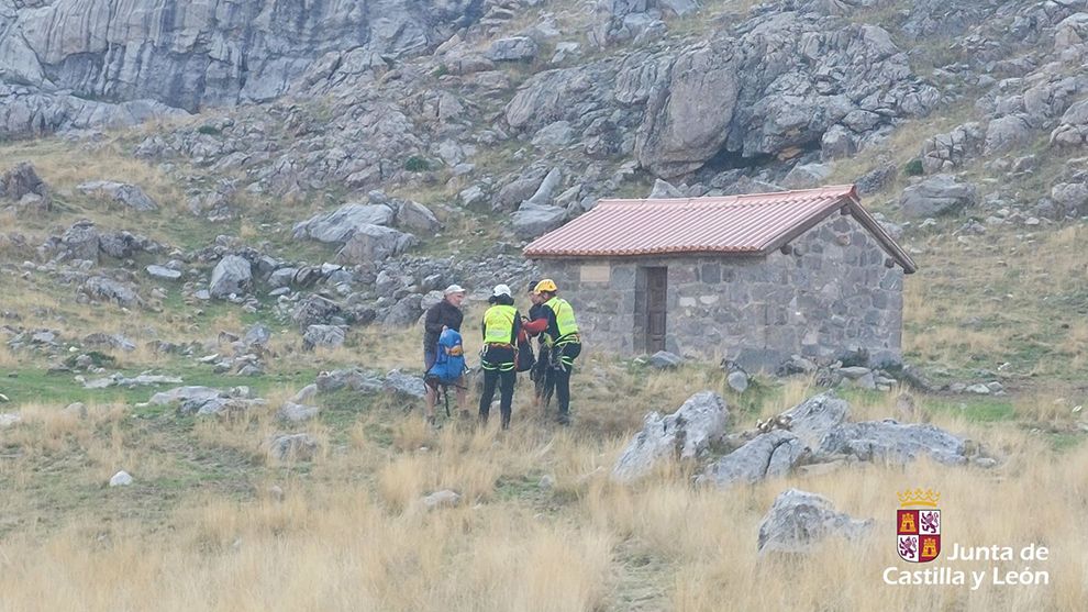 El hombre logró llegar por su propio pie hasta un refugio en Vega de Liordes, donde le recogió el helicóptero. | 1-1-2 CYL