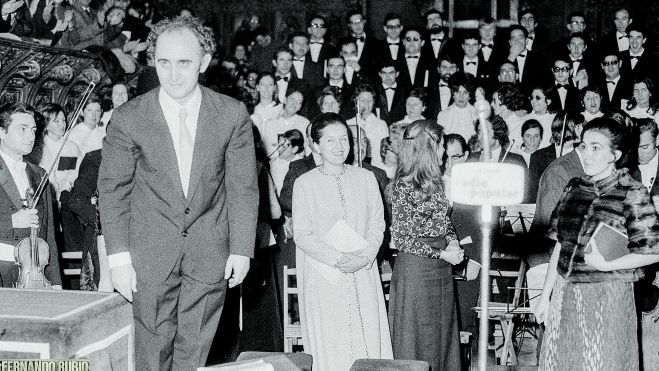 El músico de Lugán saludando en un momento del Concierto del Oratorio de Navidad, del año 1971. | FERNANDO RUBIO