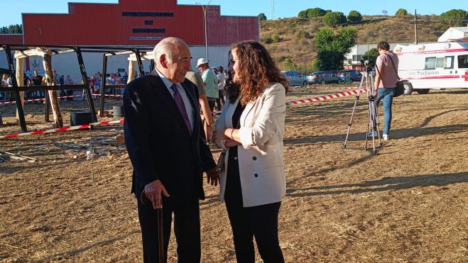 Lamelas y la alcaldesa en el homenaje al empresario.