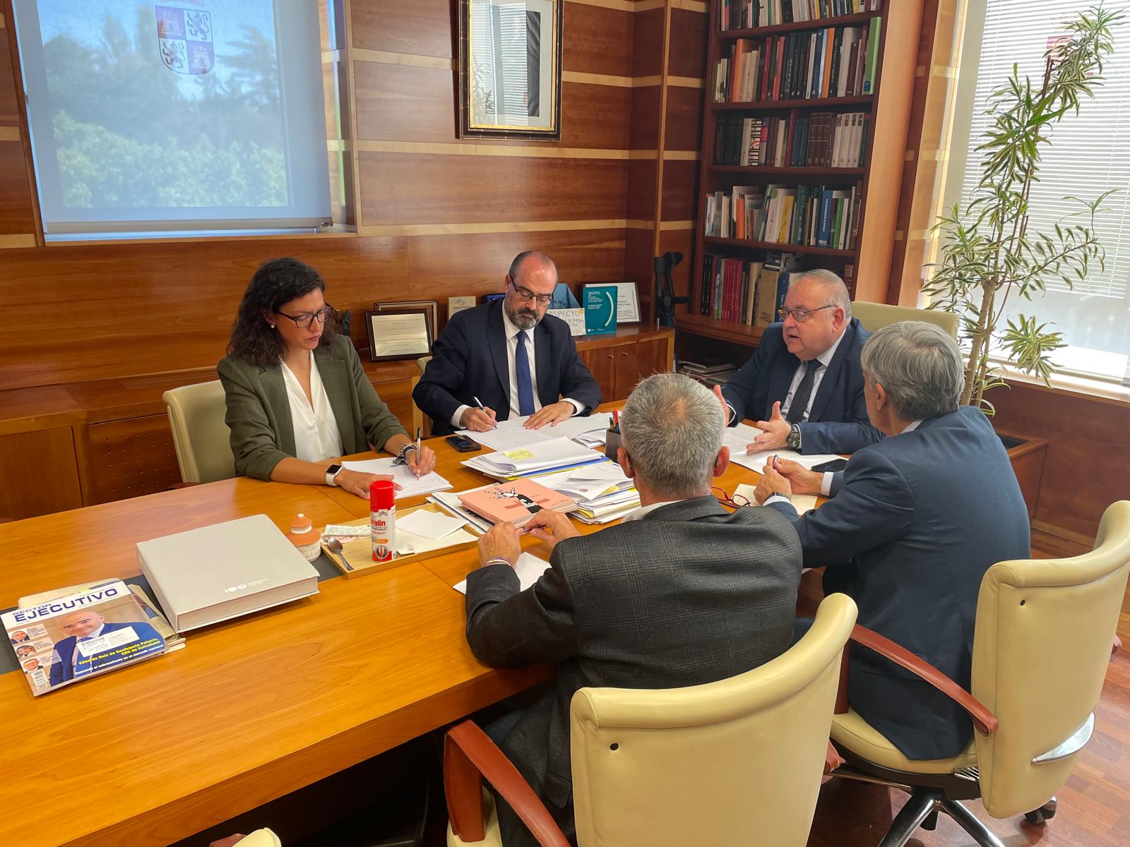 Reunión en Valladolid de Marco Morala y el consejero de Sanidad. 