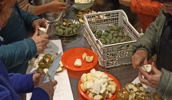 Alumnos del último curso realizando diferentes recetas durante el curso. L.N.C.