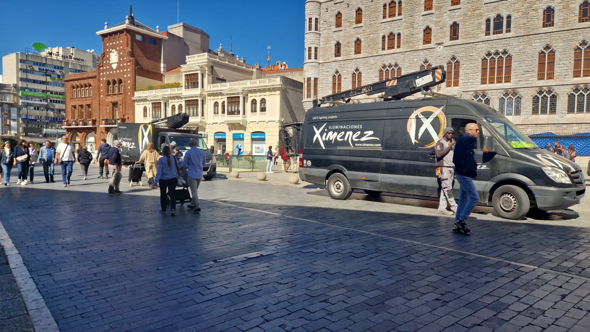 Las furgonetas de Ximénez, encargada de la iluminación navideña, este martes en León. | LNC