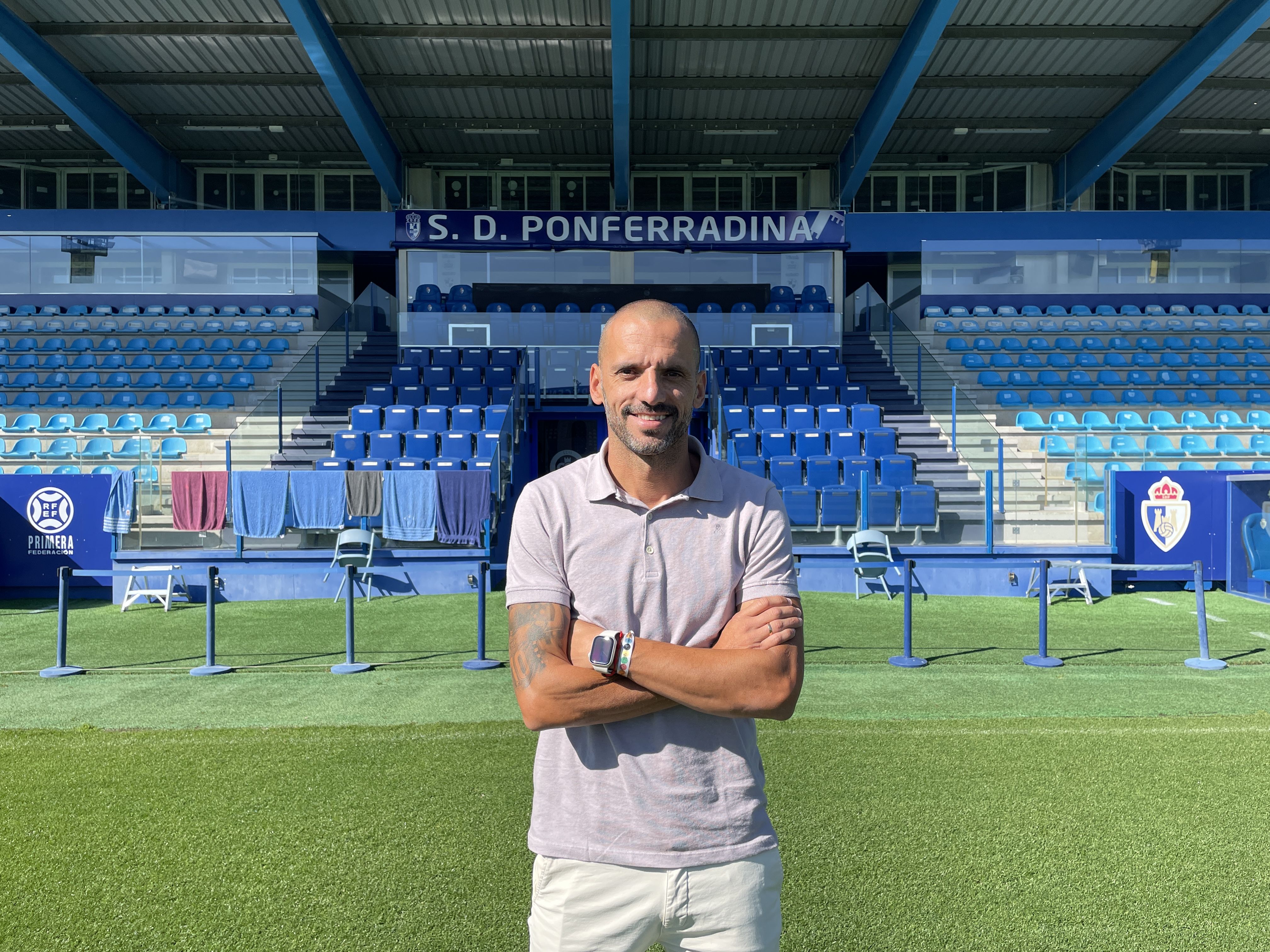 Yuri de Souza sobre el césped del Estadio El Toralín, donde se jugará hoy su partido de despedida contra el Pontevedra. | JAVIER FERNÁNDEZ