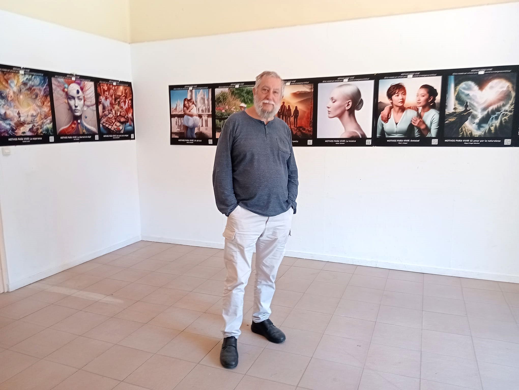 El poeta visual Gustavo Vega en la Galería IA, sala de expociciones de arte hecho con Inteligencia Artificial , en Maristas San José.