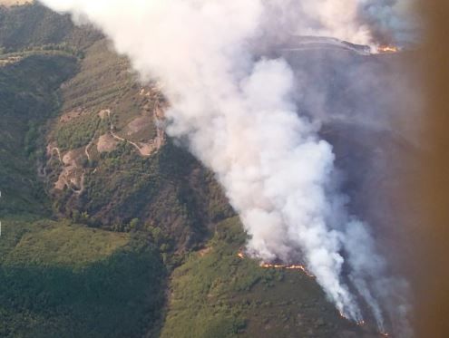 Aún se mantiene el nivel 2 de riesgo en el incendio de Brañuelas. | JCYL