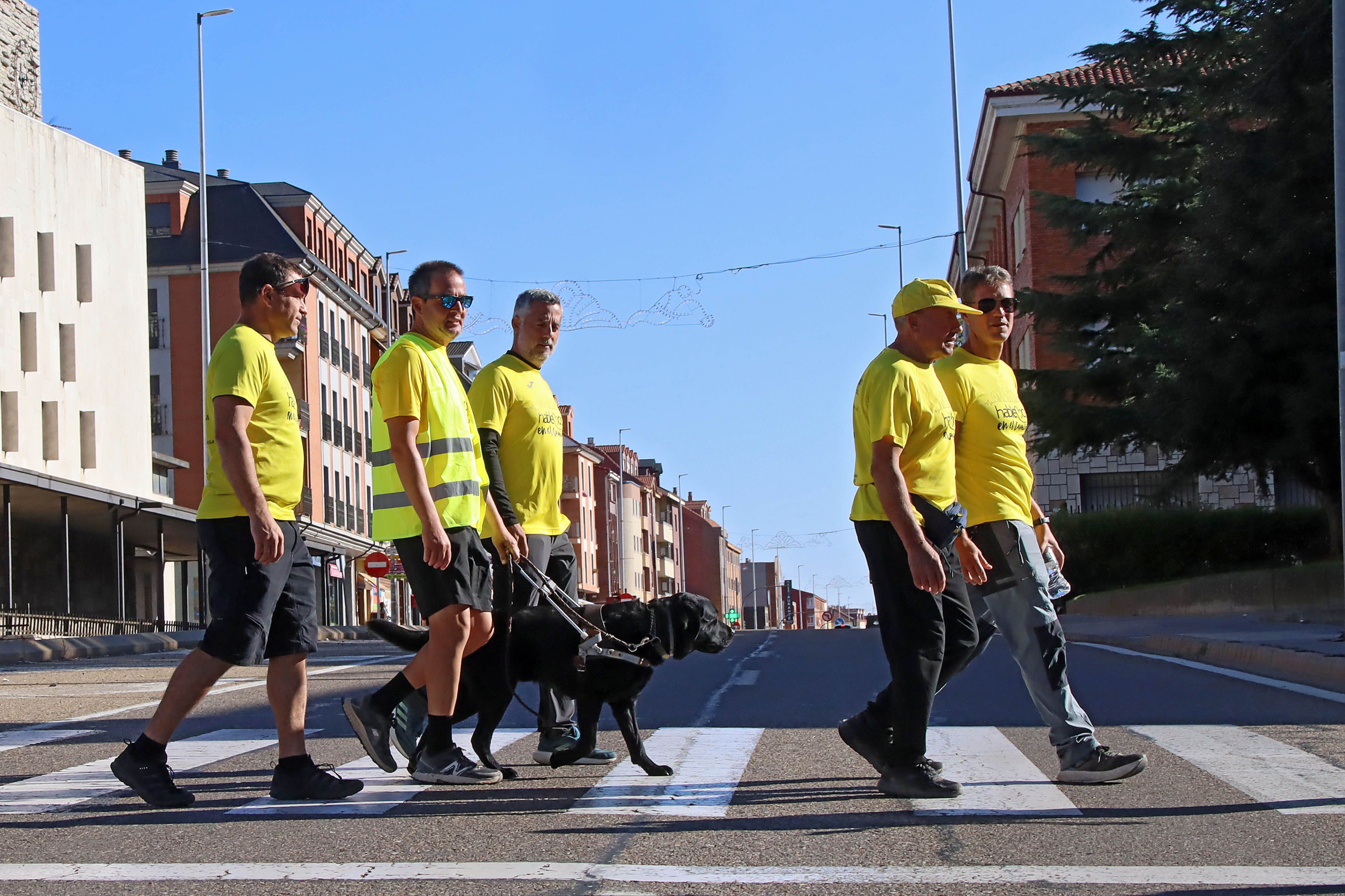 Javier González, su perro guía Xudán y Miguel Leralta recorren el Camino de Santiago para “visibilizar el suicidio” y recaudar fondos para la Asociación Hablemos de Ávila. | PEIO GARCÍA (ICAL)