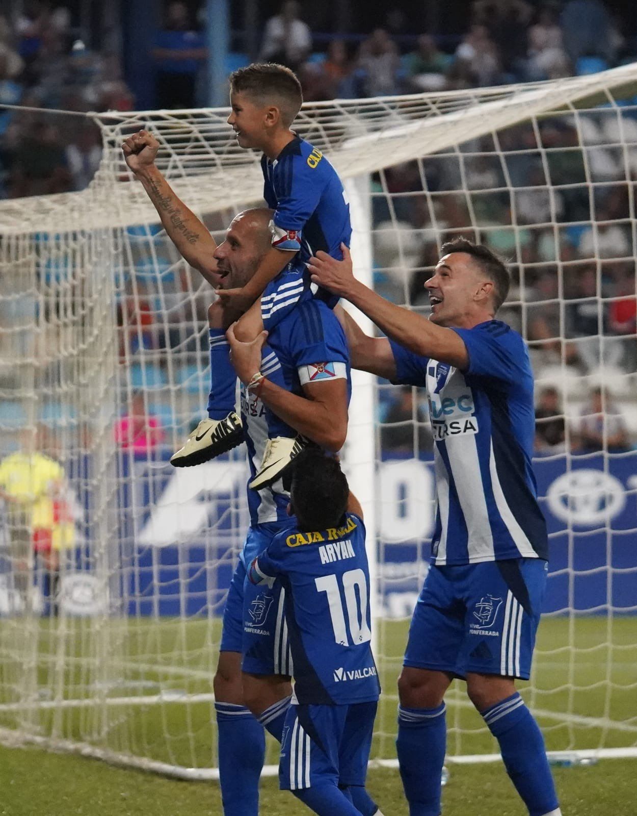 Yuri celebrando en su despedida con la grada uno de los goles de sus hijos.