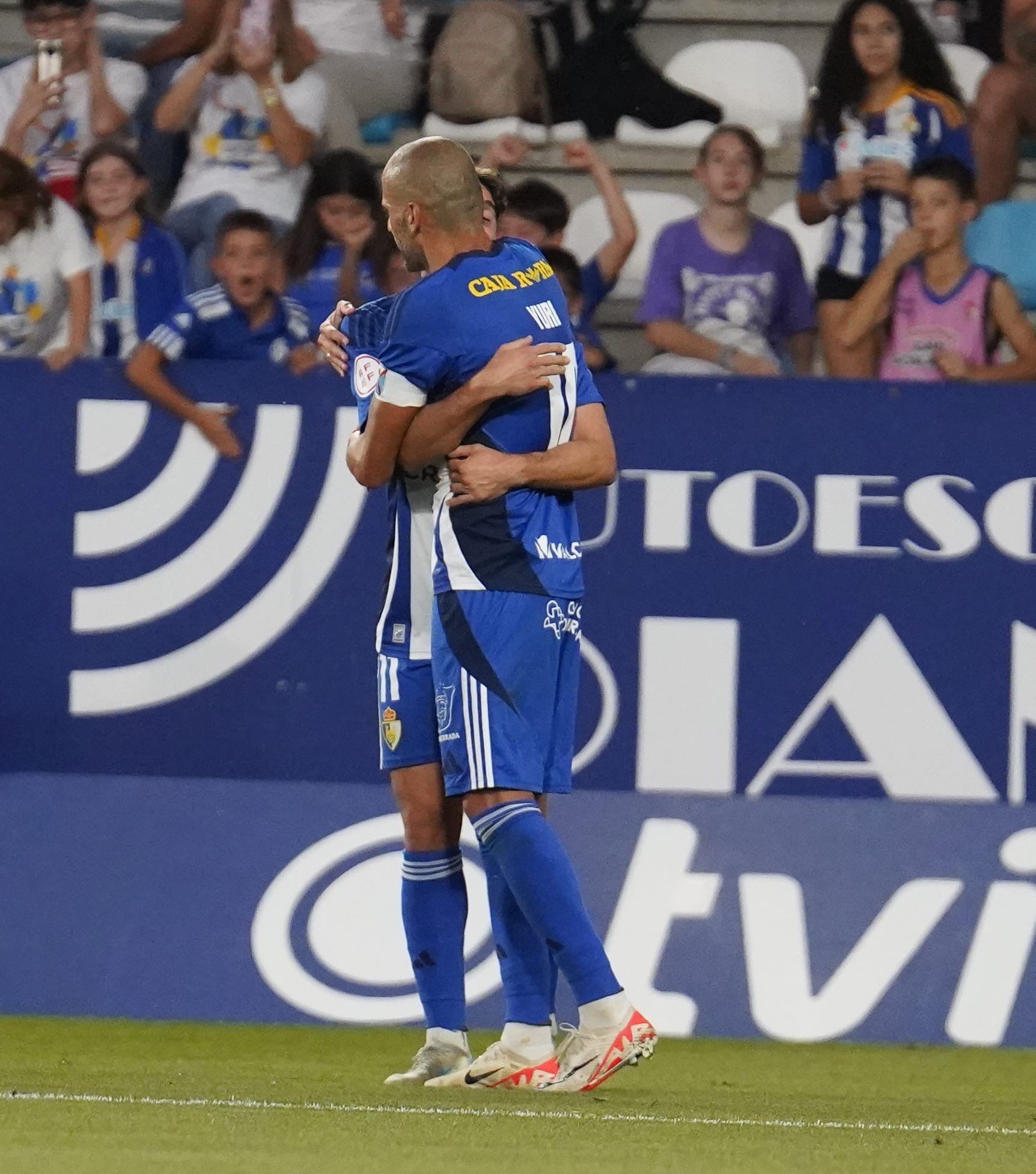 Abrazo Jurgens y Yuri en el gol del estonio