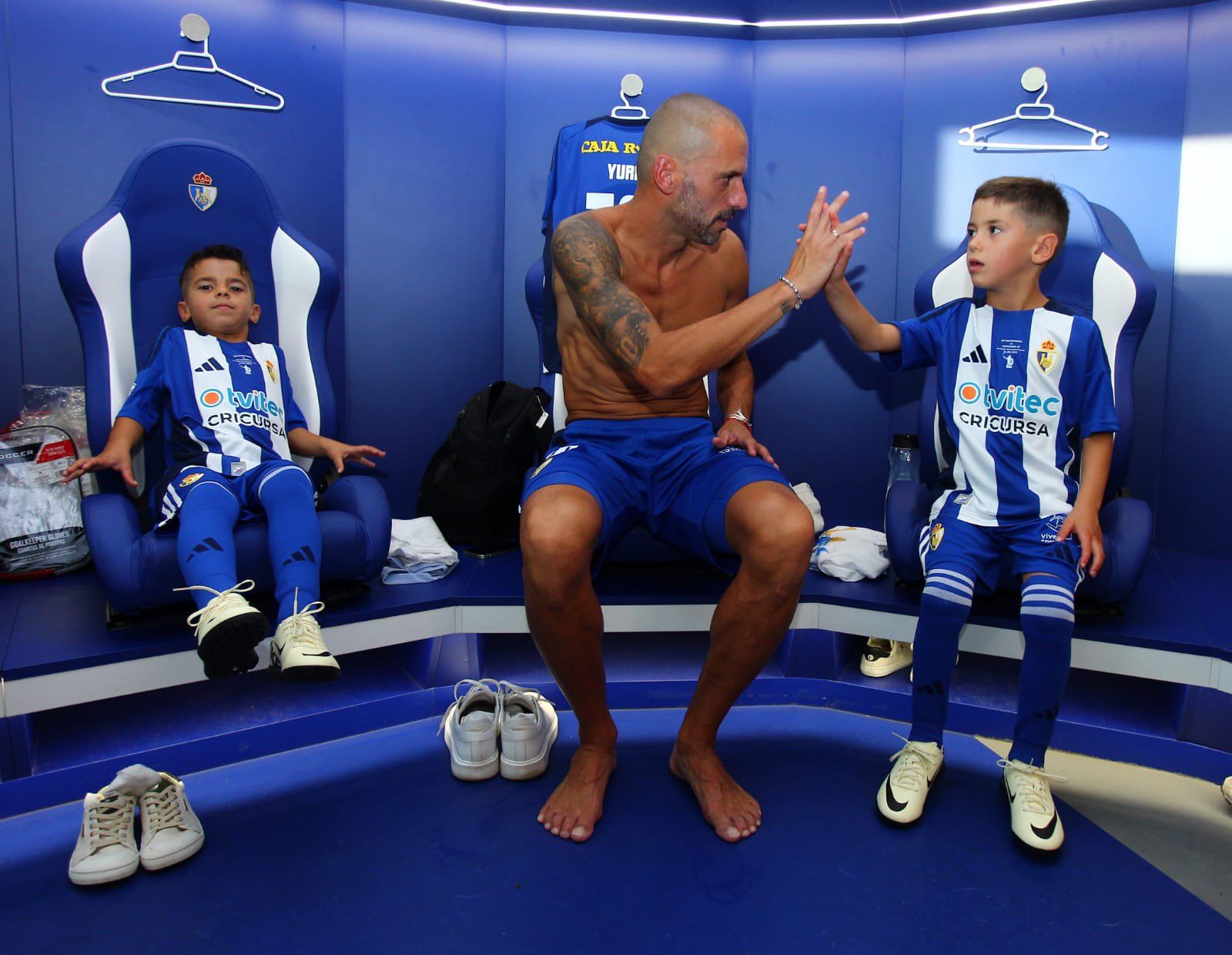 Yuri con sus hijos antes de comenzar el partido