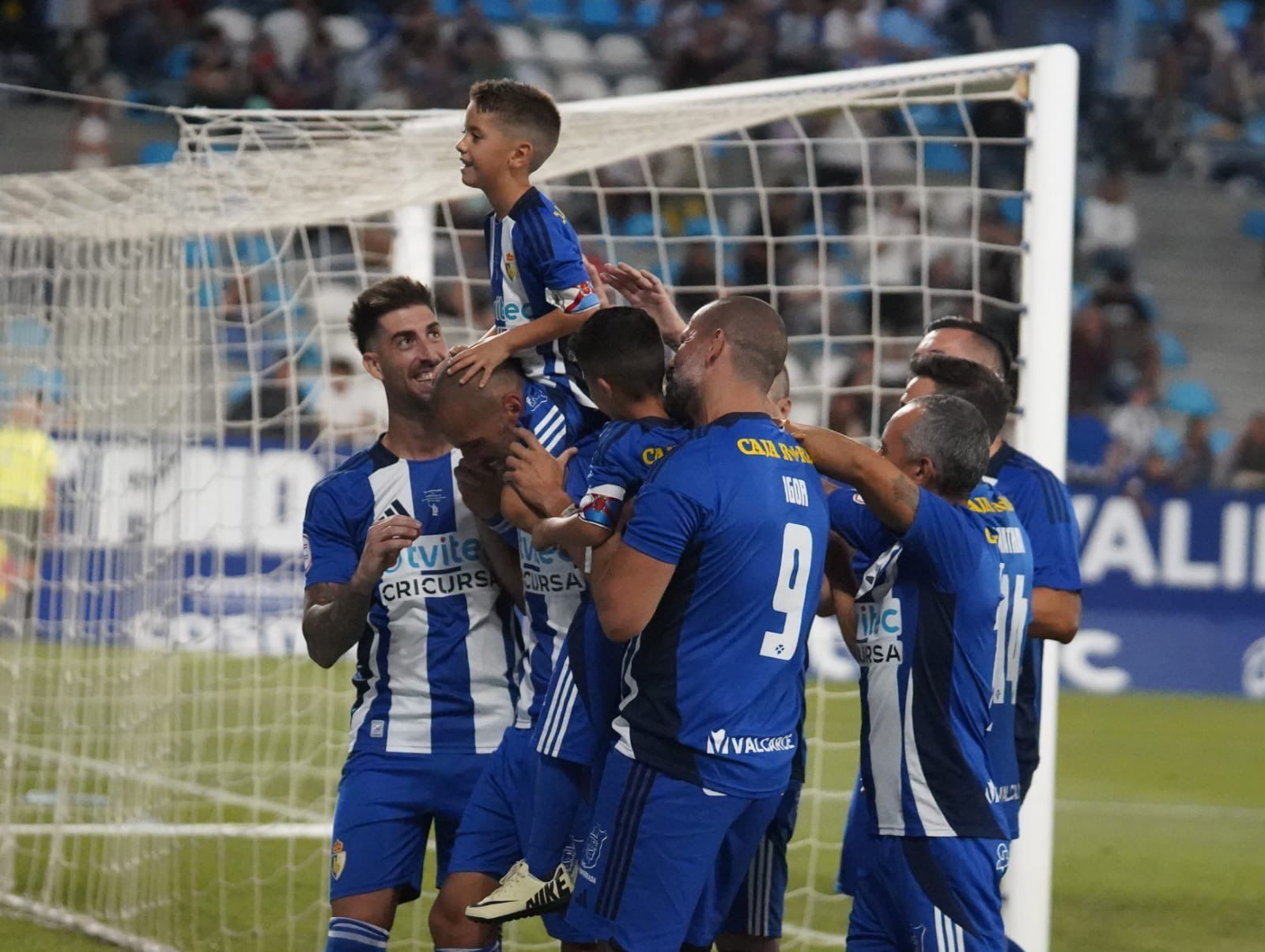 Celebración de todos con el hijo del brasileño