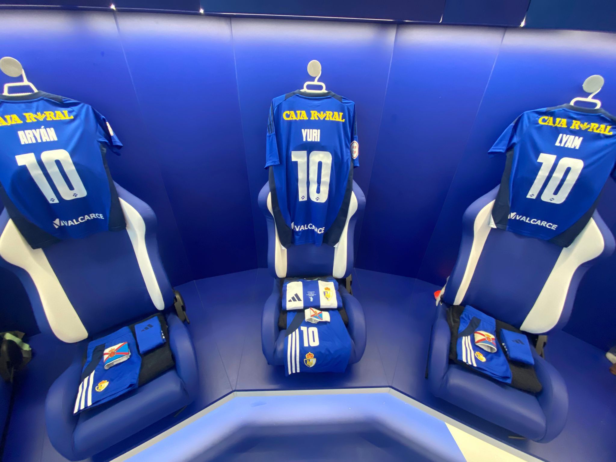 Imagen de las tres camisetas de la Deportiva con la familia de Souza