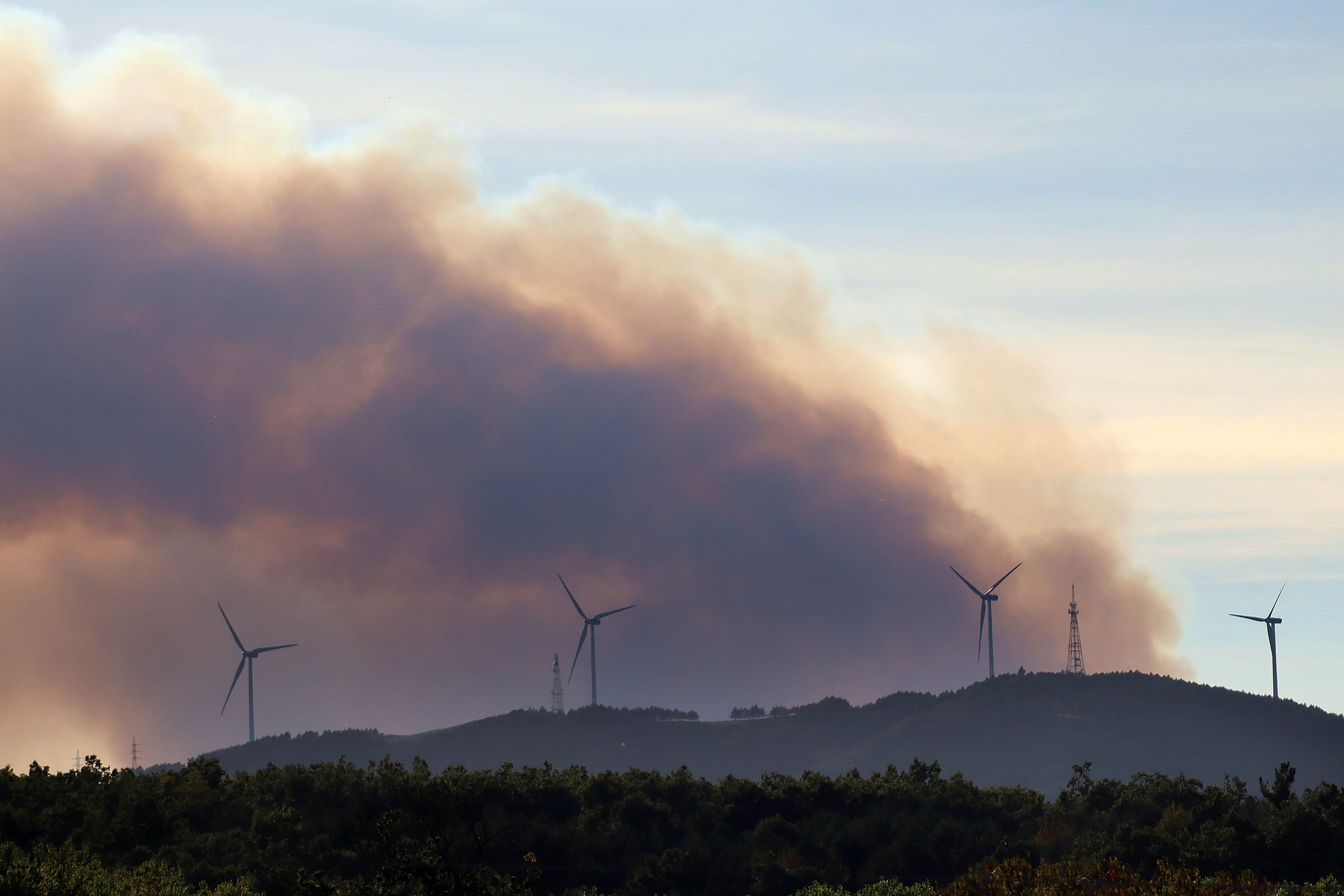 El incendio en Brañuelas visto desde la Cepeda. | PEIO GARCÍA (ICAL)