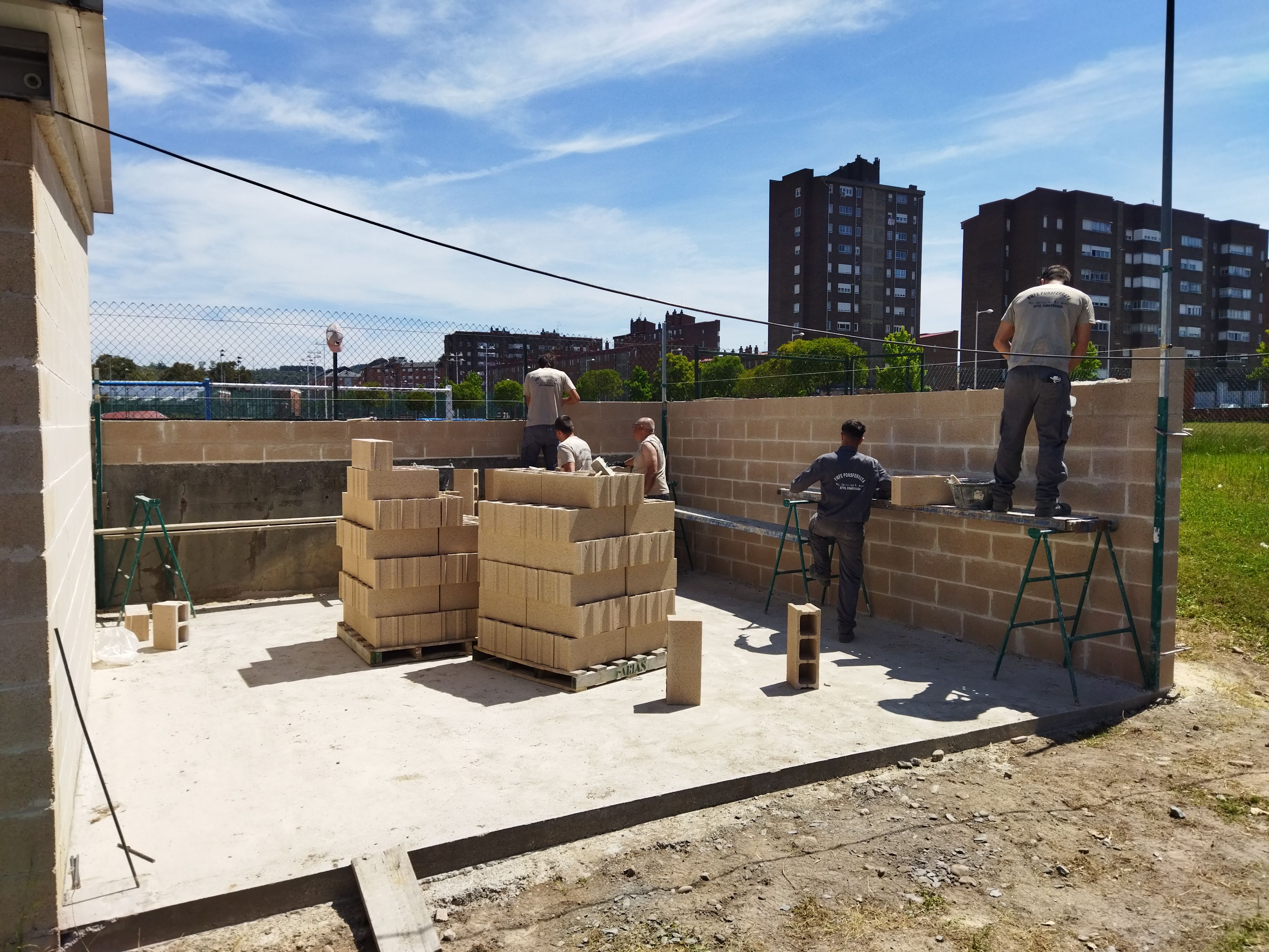 Construcción de las dos nuevas edificaciones por parte de la Escuela Taller.